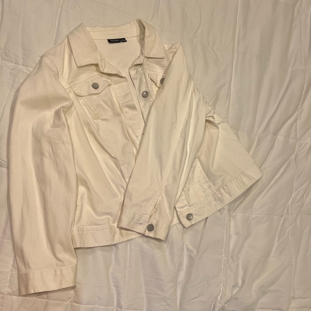Woman’s white Denim jacket. Size 2X
